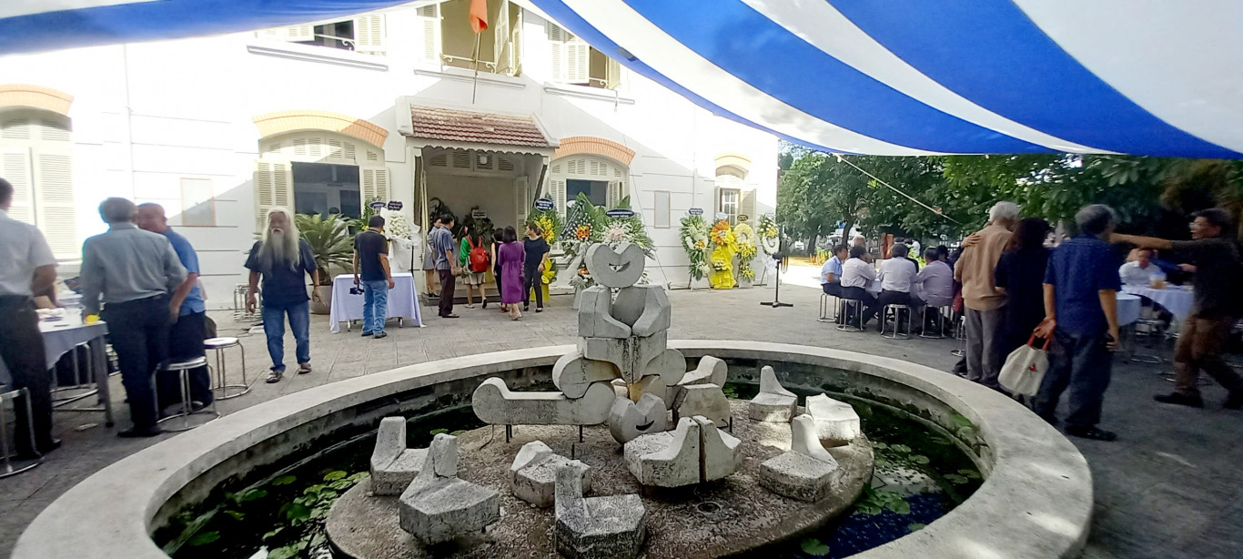 C&aacute;c cơ quan ban ng&agrave;nh, đ&ocirc;ng đảo văn nghệ sĩ đến tưởng nhớ vợ chồng nh&agrave; văn Ho&agrave;ng Phủ Ngọc Tường - L&acirc;m Thị Mỹ Dạ